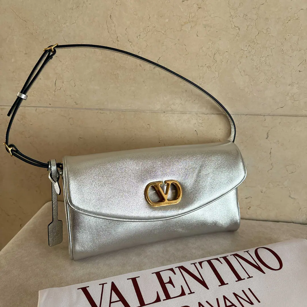 Batch. New🍃VALENTINO GARAVANI DEVAIN Little sheep leather shoulder handbag., MetalVLOGO SIGNATUREDetails. This bag can be carried with your hand or shoulder.. The old effect treatment parts for the old brass. -Details and adjustable handlers of the cowy leather The old effect is a repeat brass.VLOGOMagnetic button opening -In the leather line., A pocket of internals. Dimensions: Kuan23.5XHigh12XDeep3centimetres Model: 0148