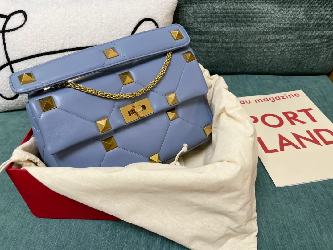Large. Top First List New bag of nails.🔥Valentin0 Garavani Roman Stud Napa's leather chain bag. All sheep's skins inside and out.！Same color system, sew process enhanced prism👍Retrobronic process process for processing metal nails and accessories🤖️Internal: Zip pocket. 🆕Model0188 Big number.: 28x 18x 8cm