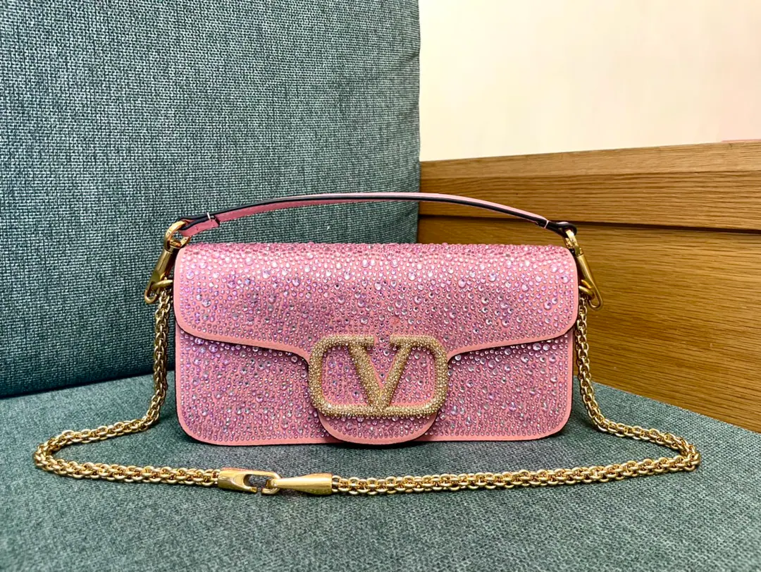 Large. ❤️Model: 1134 - It's a pink drill.▪️The drill button. Valentino Valentino's leather handbag.👜Put the armpit in your bag. ▪️The old effect treatment parts for the old brass. ▪️Magnetic button opening ▪️Skin liner. ▪️Dimensions:27x13x6cm