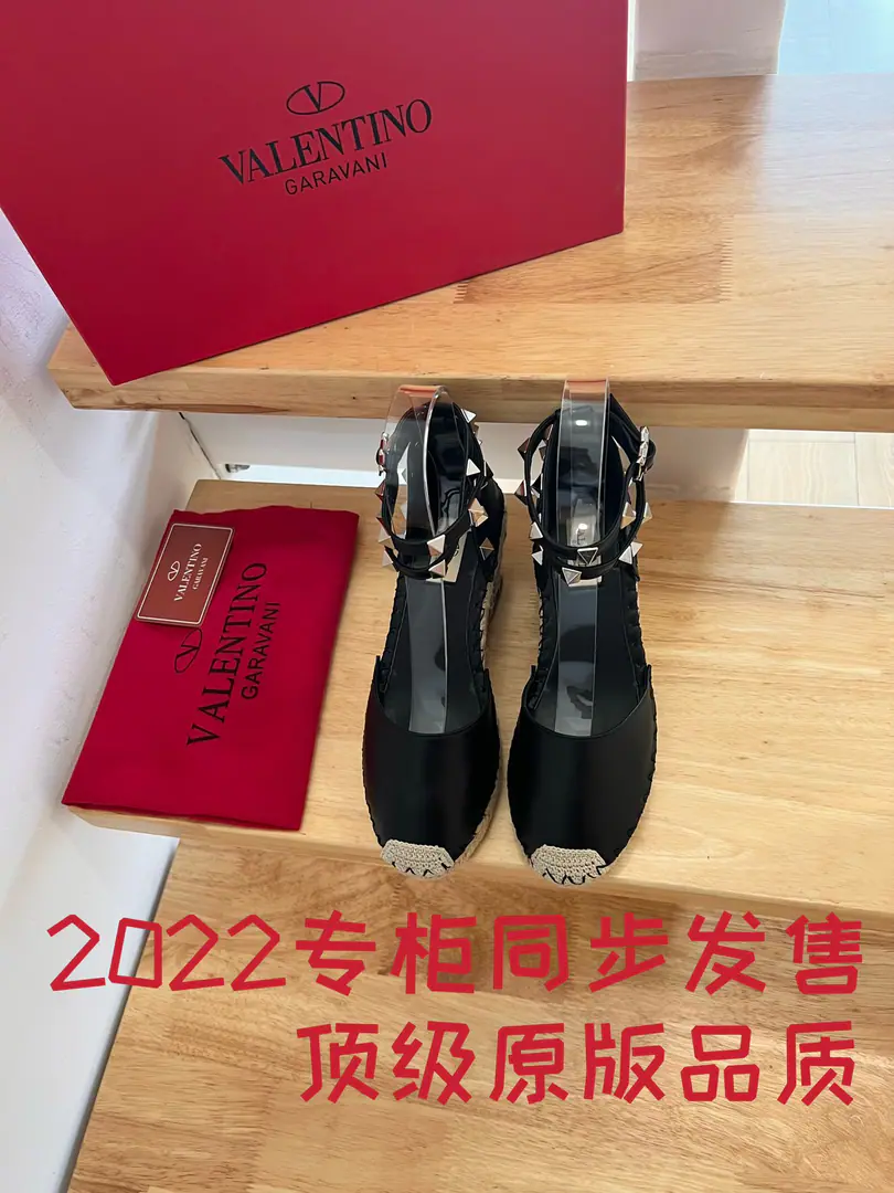 Valentino Garavani Skins of oxen and heel and sandals. Metal-effect process processing nail decoration Special comb-and-coated lined up the slopes and... A twig to adjust the skin belt of the calf. The slopes and the waterproofing stations. Italian manufacture 35-41