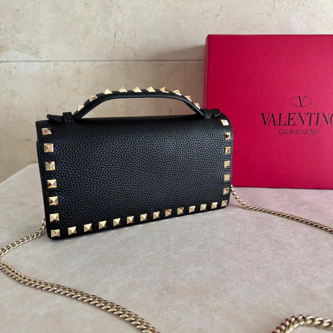 Batch. Black Gold. VALENTINO🍃 Valentino. A small handbag with a small envelope. Metal process effect treatment nails and accessories Magnetic button opening A zipper pocket and a slot inside. In the leather line. Dismantled straps. Dimensions: Kuan21XHigh10.5XDeep4centimetres Model: 3088