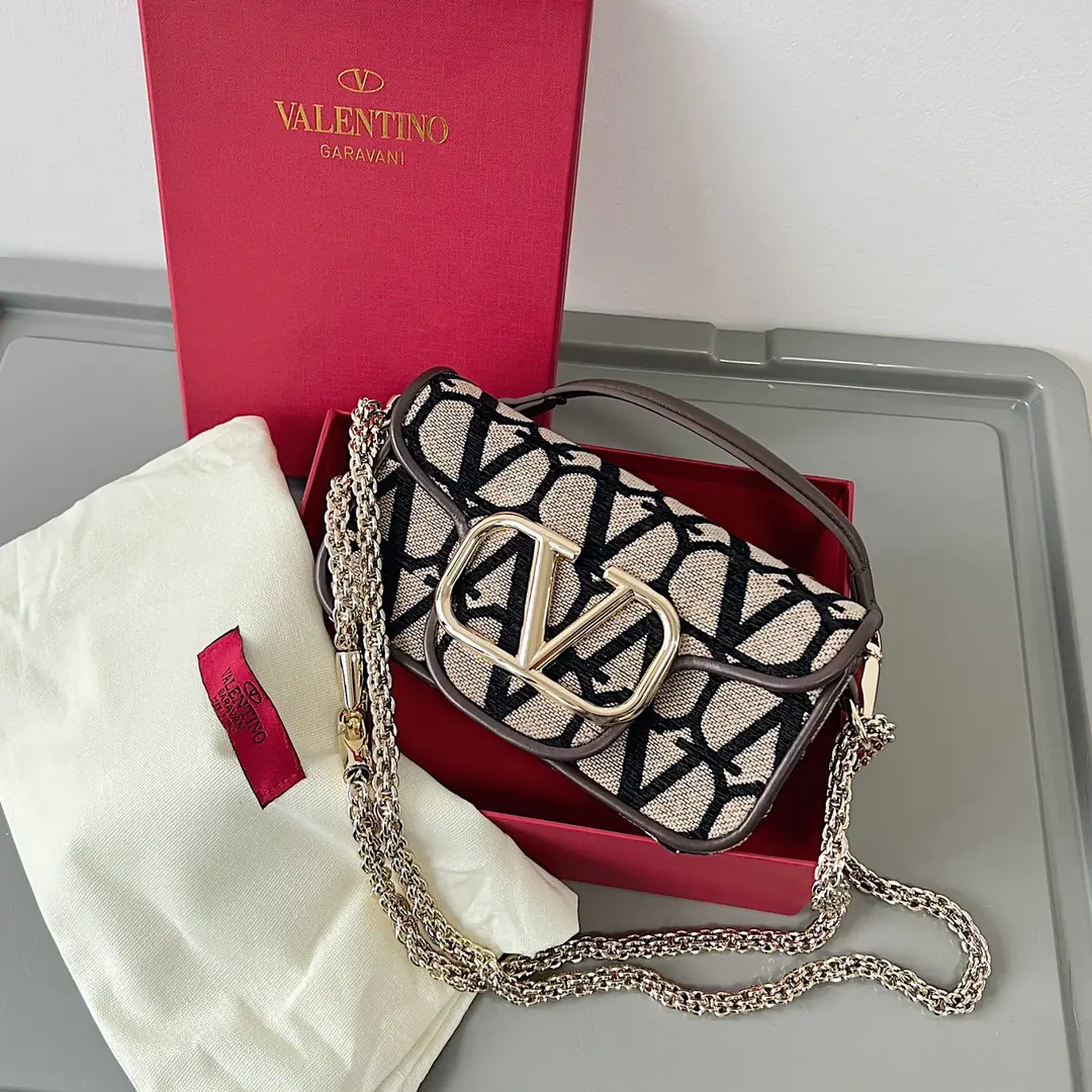 Small. Valentino Garavani VMark Mini LocòCow-skin handbag., MetalVLogo SignatureDetails With undreatable lifters and undrewable slide chains, ♪ And I can't bear ♪, Slash or handheld, gold-based redeployments Magnetic button opening Soft sheep liner. Back pocket., Internal open pockets., In the soft sheep skin line. Rib height (The middle of the shoulder belt to the top of the body vertically): 55 centimetres Dimensions: Kuan 20 x High 11 x Deep 5 centimetres Italian manufacture Commodity number: 2W0B0L97JSQJ4A Model: 1133s