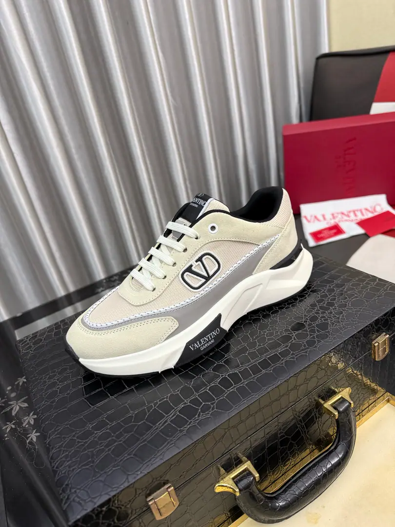 Get out of the factory.⌚️⌚️ VALENTINO Valentino.2025ssSpring and summer, and a recreational shoe., Importing ballistics shoes➕The back of the back is the wallon's. The whole is very representative., Group Bottom The upper foot is really nice and comfortable.～, Classic comforts.！ Size: 38- ️⃣Colour Optional