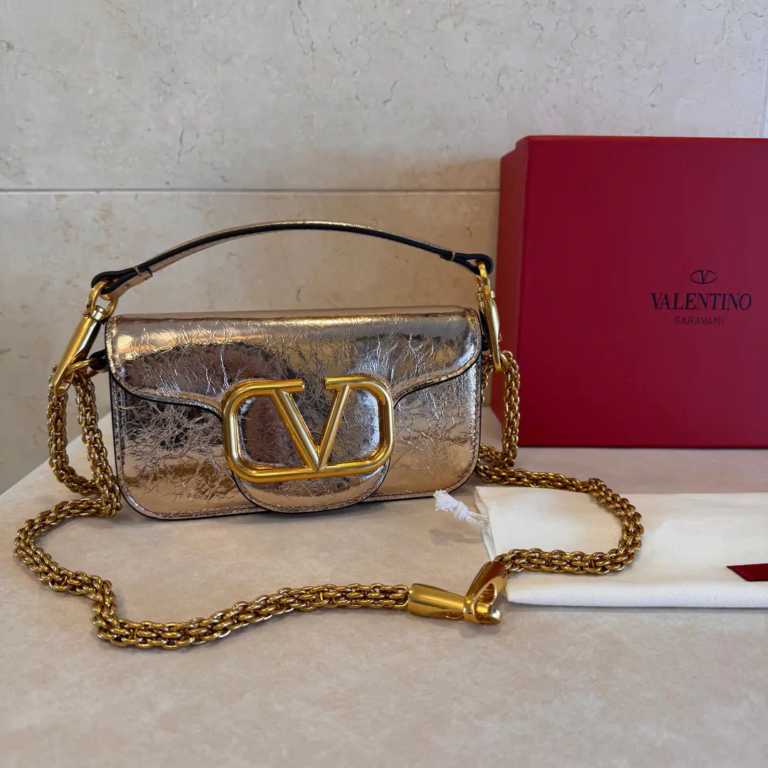 Batch. Valentino Garavani MINILOCCow-skin handbag., MetalVLogo SignatureDetails With undreatable lifters and undrewable slide chains, ♪ And I can't bear ♪, Slash or handheld The old effect treatment parts for the old brass. Magnetic button opening Model▪️1133S Dimensions: 20x 11x5cm