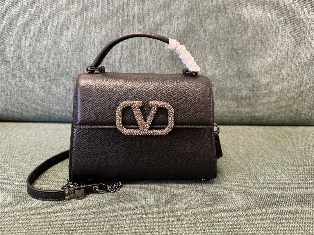 Batch. Black diamond button.🆕Model0531 Mini-Man. Valentino Garavani VSLING |Valentino.|💼 The match can extend the strap and handle., ♪ Shoulder ♪, Slash and handheld switch like a man.. Metal fittings magnetate cutter, Matching markerslogo Reconciling leather shoulder belts, Cover your feet., Napa leather liner.. Internal: 2 A partition., - Puncture. 1 A zipper pocket and... 1 A flat open bag. Mini-size.: 22x16x9cm