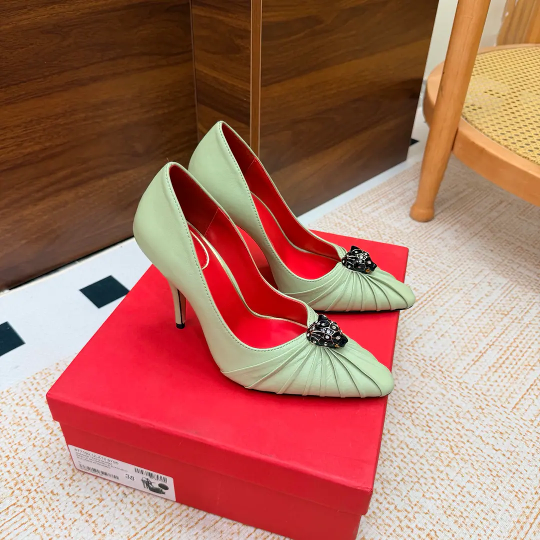 2026♪ Take the stuns and the heels ♪ Valentino High heels💗Loved sandals. A beautiful quality.⚠️ It's a great match., Wear it any season.💜 Valentino is a new fashion charm. To continue the super high and design., I'm a big fan of the world's famous fans. The million fans are showing their love., Best sales at sea and abroad The domestics are out., Top Version Candy color., Every color is beautiful. Shoe.: Bullskins. Uchi.: Import of sheep skin Shoes under the sole.: That's a big one. He's tall.: 10cm Packaging: Full original package Codes: 36One.42Code（40, 41, 42I'm not gonna change.）