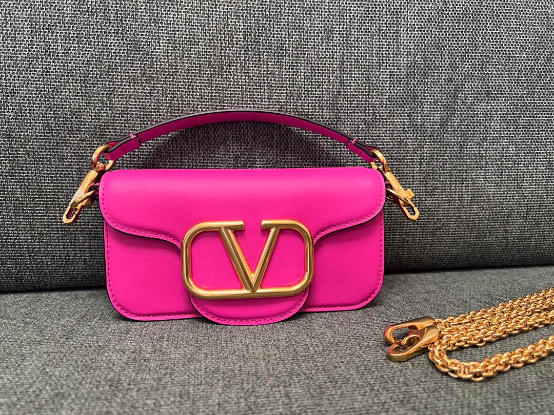 Batch. The fluorescent red. Valentino Garavani MINILOCCow-skin handbag., MetalVLogo SignatureDetails With undreatable lifters and undrewable slide chains, ♪ And I can't bear ♪, Slash or handheld The old effect treatment parts for the old brass. Magnetic button opening Model▪️1133S Dimensions: 20x 11x5cm