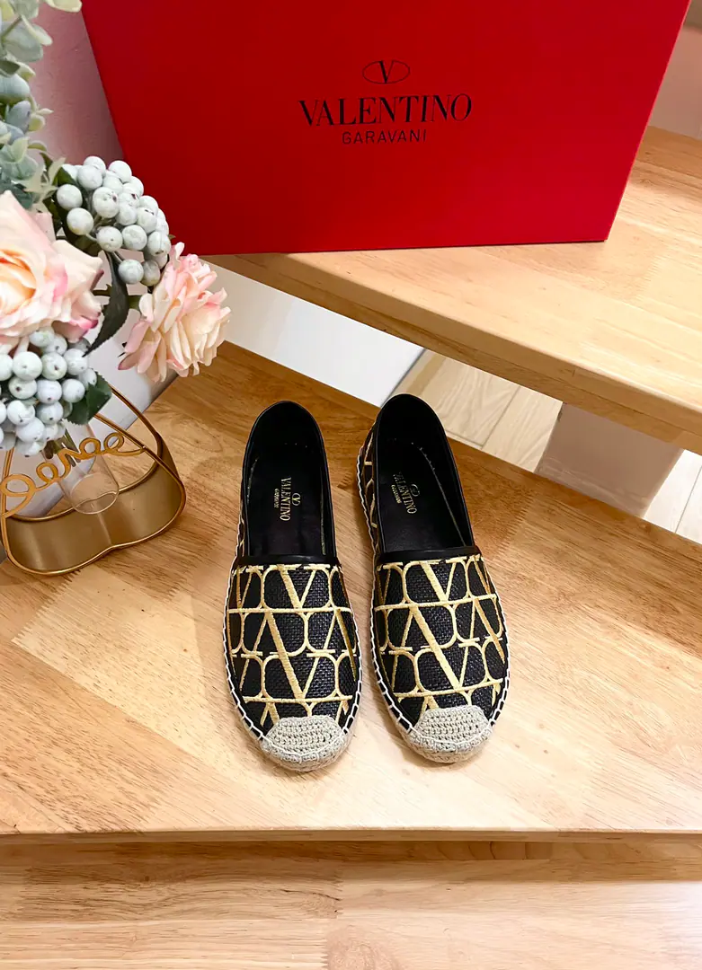 Valentino Garavani /Valentino. Raphigrass.VNew fisherman shoes. LargeVDecoration Raphi herbs. He's tall.2cm Rubber Bottom Italian manufacture 36-41