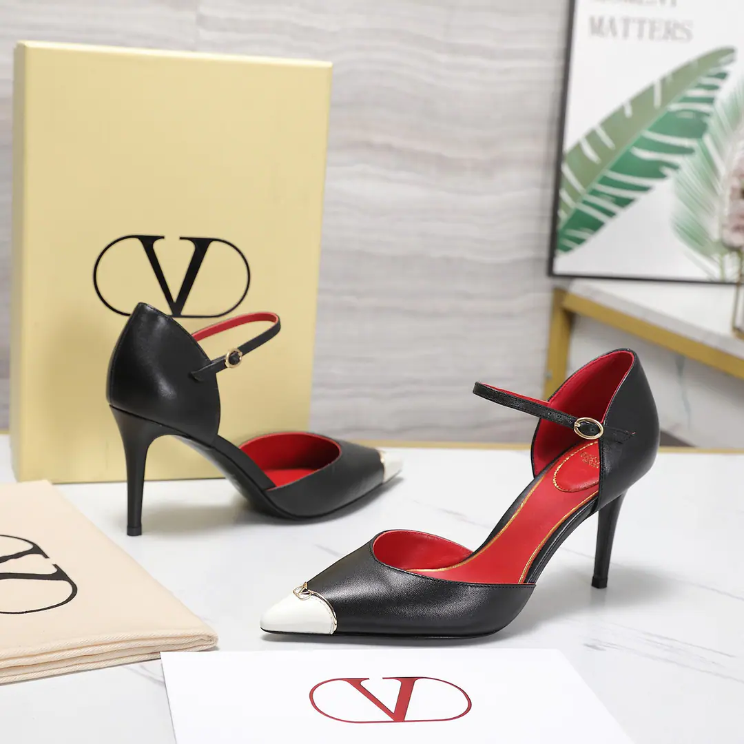 Plant price Valentino/Valentino.26WFNew Spill-head heels. The sharp line is a fine contour of the foot. SmallVGold tags for the shoes. Ratio of length length to length ♪ High and smooth every step of grace ♪ Classic red bottom recognition. It's easy to get a teleport. The naked and the black are cool. The upper foot is to be lifted immediately. You're not tired of walking. The fratricidal romance is hidden in detail. Summer shoe cabinets must be treasured. It's a lot of styles and styles. I'm not sure how much I'm gonna get. The classics that never regret starting. Details show the heart of the brand. It's easy to create a sense of excellence that doesn't take much effort. The price of the treasured shoes. I'm gonna be a little more elegant than I thought. The upper foot is white and thin. It's a match for both work and date. Quality and face The Warrens must be a fine one.！ Facework customized leather with original The inside feet are all sheep's skin. He's tall.: 8cm Italian imports are so thick. size: 35-39（40/41/42Custom）