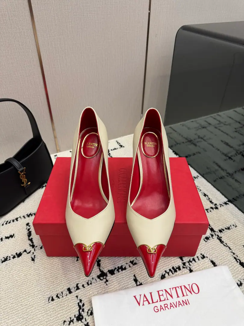 Valentino/Valentino.26WFNew Spill-head heels. The sharp line is a fine contour of the foot. SmallVGold tags for the shoes. Ratio of length length to length ♪ High and smooth every step of grace ♪ Classic red bottom recognition. It's easy to get a teleport. The naked and the black are cool. The upper foot is to be lifted immediately. You're not tired of walking. The fratricidal romance is hidden in detail. Summer shoe cabinets must be treasured. It's a lot of styles and styles. I'm not sure how much I'm gonna get. The classics that never regret starting. Details show the heart of the brand. It's easy to create a sense of excellence that doesn't take much effort. The price of the treasured shoes. I'm gonna be a little more elegant than I thought. The upper foot is white and thin. It's a match for both work and date. Quality and face The Warrens must be a fine one.！ The fabric is custom-made for paintskins. The inside feet are all sheep's skin. Italian imports are so thick. size: 35-39（40/41Custom）