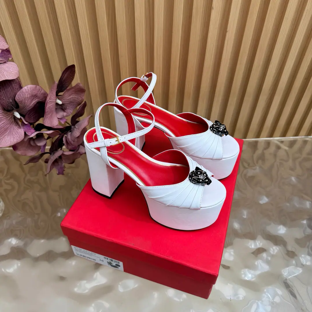 2026I'll take the water table and the sandals. Valentino High heels💗Loved sandals. A beautiful quality.⚠️ It's a great match., Wear it any season.💜 Valentino is a new fashion charm. To continue the super high and design., I'm a big fan of the world's famous fans. The million fans are showing their love., Best sales at sea and abroad The domestics are out., Top Version Candy color., Every color is beautiful. Shoe.: Bullskins. Uchi.: Import of sheep skin Shoes under the sole.: That's a big one. He's tall.: 11cm Packaging: Full original package Codes: 36One.42Code（40, 41, 42I'm not gonna change.）