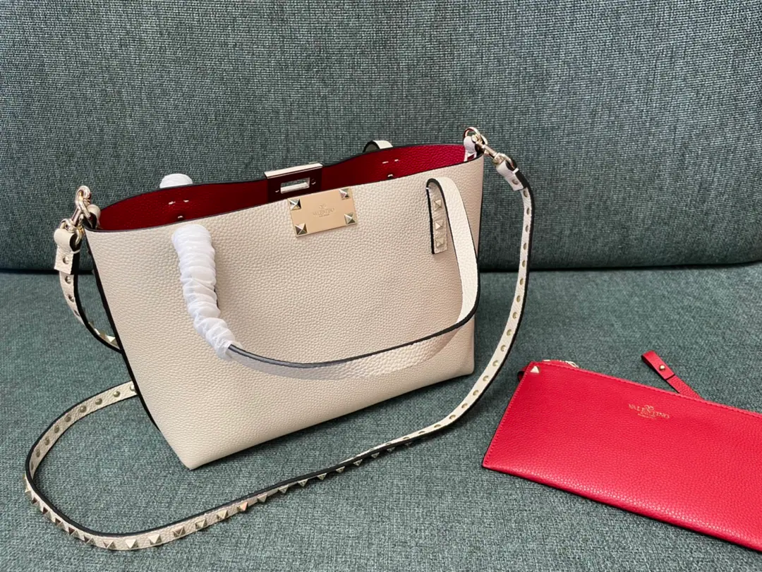Batch. The mique red.🌈 Valentino Valentino's new money.🆕Double-faced shopping bags, Skins of the branches., We can take out the zipper bags. Model: 0001 Dimensions: 26cm