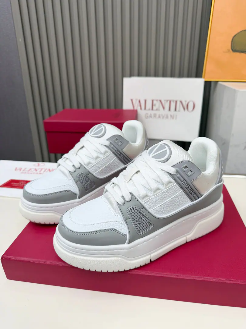 Real money's not gonna do it.！2026Newest🔥A couple. Top OriginalVLTNSeries ！valentino It's a soft foot., I'm not too bad at this., It's not a little bit higher., Put on the feeling and step up the stairs.！The color of dopamine., Super cute, pretty and dressed. Two-way, two-way, size-valued.！A sense of comfort and light quality., ♪ Take care of every match ♪ Couple money.35-46Code