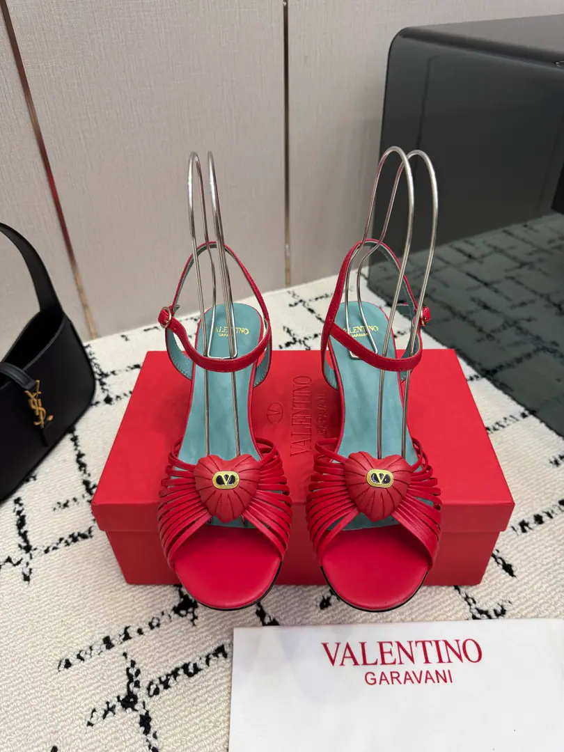 Valentino/Valentino.26WFNew And weave the bottom slopes and sandals with our hearts open. Love is so sweet. Weaving slopes and thick sub-strates are so high. It's not too tired to be so soft. The skin of a delicate cow is super-line. Long skirt second to French gold. Cocoon is easy and lazy. I can handle my day off. The upper leg second is a thin and long leg. ♪ The gentle romantic atmosphere is filled with ♪ Spring and summer wears their own high-light filters. A surprise is hidden in the details of the big card. The classics never pass. Valentine's girl must go. I'm gonna be a good boy. You're always on film. The shoe cabinets are a treasured sandal. Close your eyes and you'll never step on a thunder. Shoes face-to-face customized leather as it was The insides are all sheep's skin. He's tall.: 8.5cm The original open-up is really a big-ass custom. Size: 35-39（40/41Custom）