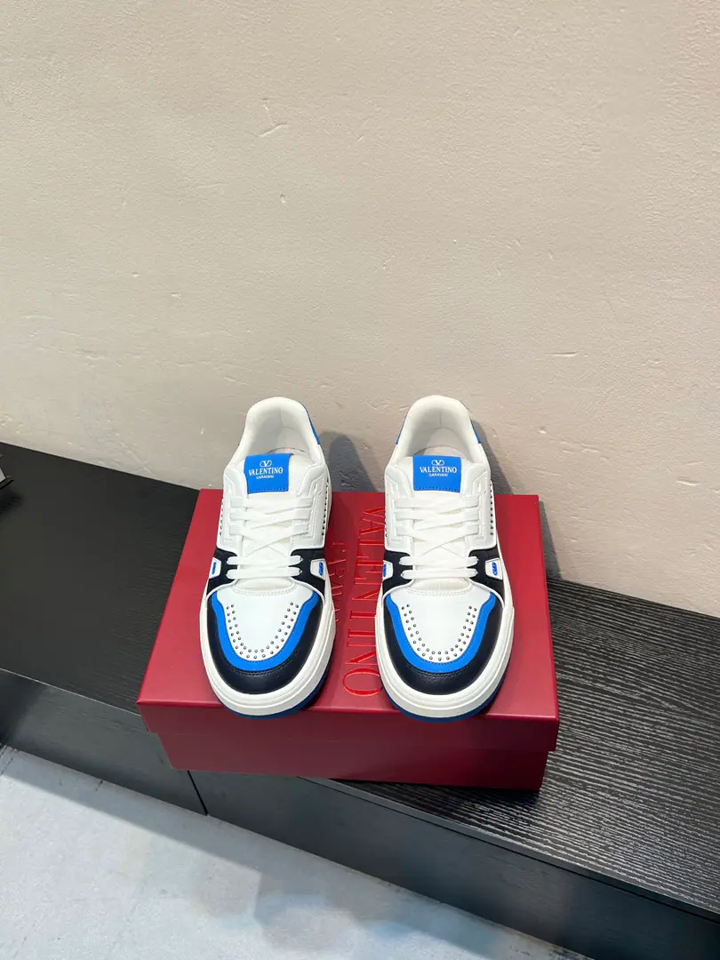 𝑽𝒂𝒍𝒆𝒏𝒕𝒊𝒏𝒐Valentino. 𝑶𝒏𝒆𝑺𝒕𝒖𝒅 Couples' sneakers. Valentino 2026The latest couple's sneakers. The star is the same. Fires are on sale.. OriginalZPReload and Dismantlement. Repeatedly retweets. Yes, sir.1:1Restore！Top luxury. Soft and cozy. Fashion and leisure. It brings a quality of excellence and grace. And the wonderful comfort of the upper foot. Top-level purchase version of shoe face: Import the cow's skin./Original oil side process Uchi.: In the skin of the watered cow. Otsumi!: Original development𝐓𝐏𝐔Double-coloured base Packaging: Original Configuration Full Packaging Codes: 35-44 （45 46Do it.） Customised (Autoscript-Unmarked orders）