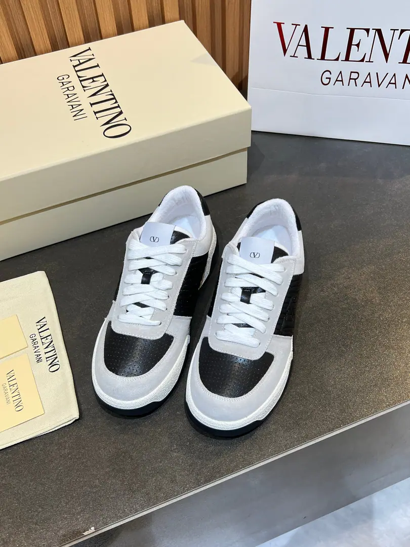 Minoru.🎤🎤VLTNWarren. 𝑶𝒏𝒆𝑺𝒕𝒖𝒅 valentinoCouples' sneakers. 2025New couple sneakers. Fires are on sale.. OriginalZPReload and Dismantlement. Repeatedly retweets. The strength is one-to-one.！Top luxury. The logo willows. Soft and cozy. It brings a quality of excellence and grace. And the wonderful comfort of the upper foot. Original Configuration Full Packaging Codes: 35-46