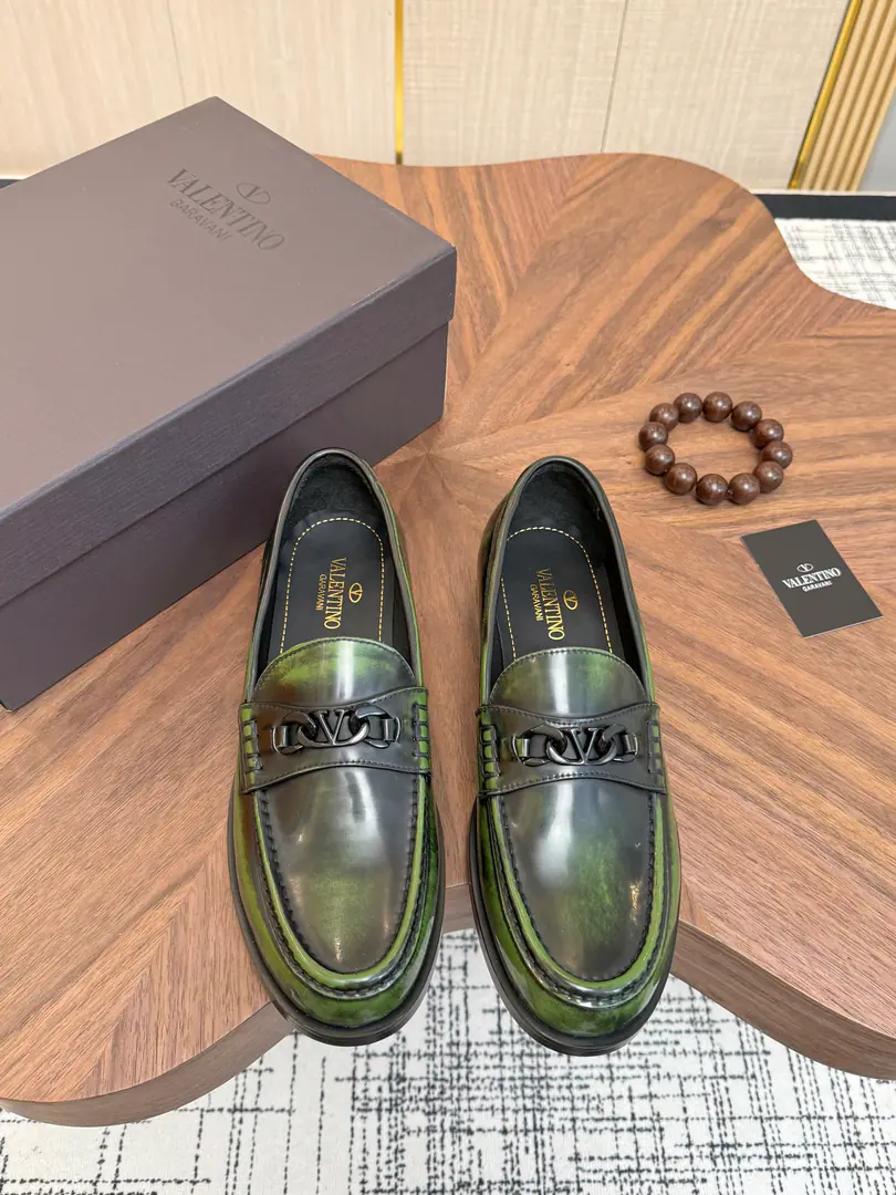 Get out of the factory. Valentino Valentino. New man.V logoMicrobills, business recreational shoes. This is a De Beerford shoe made of imported leather., It's light., Cool style., Shoe-faced.logoButton, Show me the big card.！The new urban trend between lines is evident.. The shoes are full of roundness., The rubber-floped soles and the triple-breeded leather line are mutually reinforcing.. Very stylish., In the skin of Ben's cow., That's a real leather cushion., MarklogoDecoration, Jane is not lost in the atmosphere., Euro-American Classic Easy Style, The upper foot is perfectly comfortable.. Size: 39-44（38, 46, 45Standard leather shoe size.）