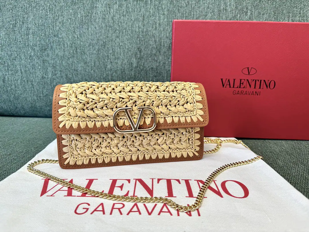 Batch. Valentino Valentino Lafayette weaves.24Summer's new chain of bags. With a chain shoulder belt. VLogoSignatureLeather wrapper magnetate. One zipper pocket separates two layers. Eight kowtows and a flat pocket. Detachable chains Dimensions:Kuan20xHigh10.5xDeep4centimetres Model: 0093Raphigrass.