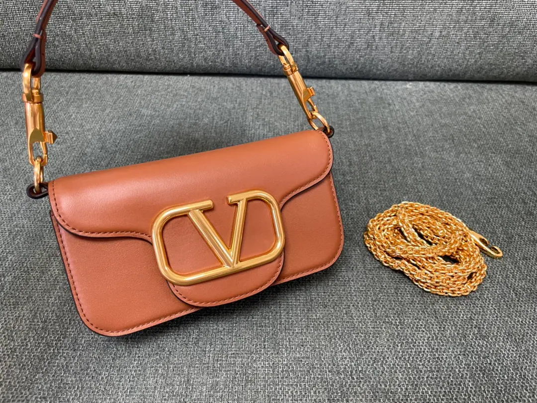 Batch. Valentino Garavani MINILOCCow-skin handbag., MetalVLogo SignatureDetails With undreatable lifters and undrewable slide chains, ♪ And I can't bear ♪, Slash or handheld The old effect treatment parts for the old brass. Magnetic button opening Model▪️1133S Dimensions: 20x 11x5cm