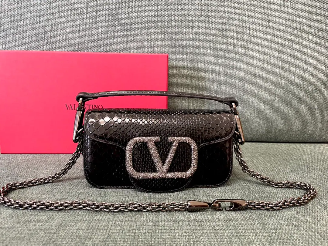 Small. Valentino Garavani MINILOCCow-skin handbag., MetalVLogo SignatureDetails With undreatable lifters and undrewable slide chains, ♪ And I can't bear ♪, Slash or handheld Magnetic button opening Model▪️1133SSnake. Size of the trumpet: 20x 11x5cm