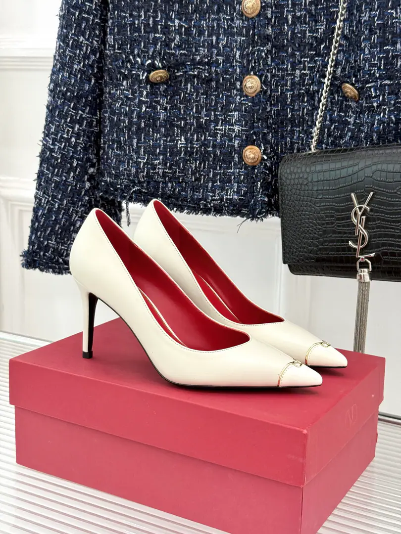 Plant price Valentino/Valentino.26WFNew Spill-head heels. The sharp line is a fine contour of the foot. SmallVGold tags for the shoes. Ratio of length length to length ♪ High and smooth every step of grace ♪ Classic red bottom recognition. It's easy to get a teleport. The naked and the black are cool. The upper foot is to be lifted immediately. You're not tired of walking. The fratricidal romance is hidden in detail. Summer shoe cabinets must be treasured. It's a lot of styles and styles. I'm not sure how much I'm gonna get. The classics that never regret starting. Details show the heart of the brand. It's easy to create a sense of excellence that doesn't take much effort. The price of the treasured shoes. I'm gonna be a little more elegant than I thought. The upper foot is white and thin. It's a match for both work and date. Quality and face The Warrens must be a fine one.！ Facework customized leather with original The inside feet are all sheep's skin. He's tall.: 8cm Italian imports are so thick. size: 35-39（40/41Custom） Numbering: 97320260808