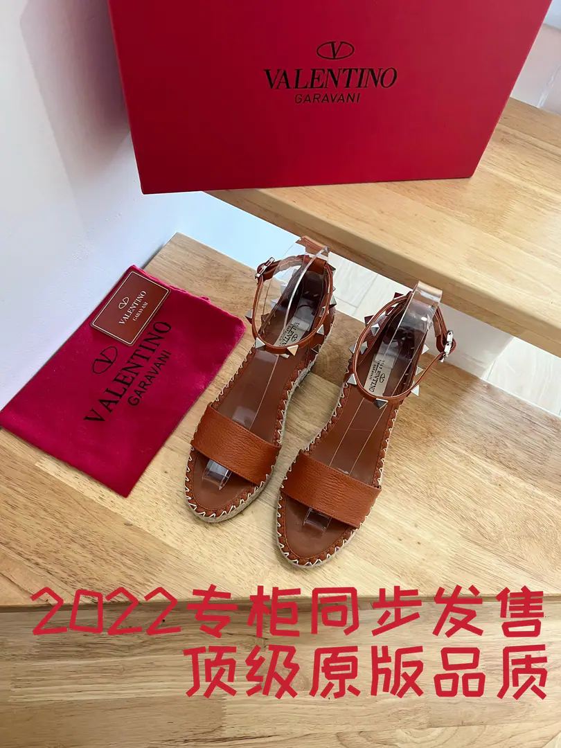 Valentino Garavani Skins of oxen and heel and sandals. Metal-effect process processing nail decoration Special comb-and-coated lined up the slopes and... A twig to adjust the skin belt of the calf. The slopes and the waterproofing stations. Italian manufacture 35-41