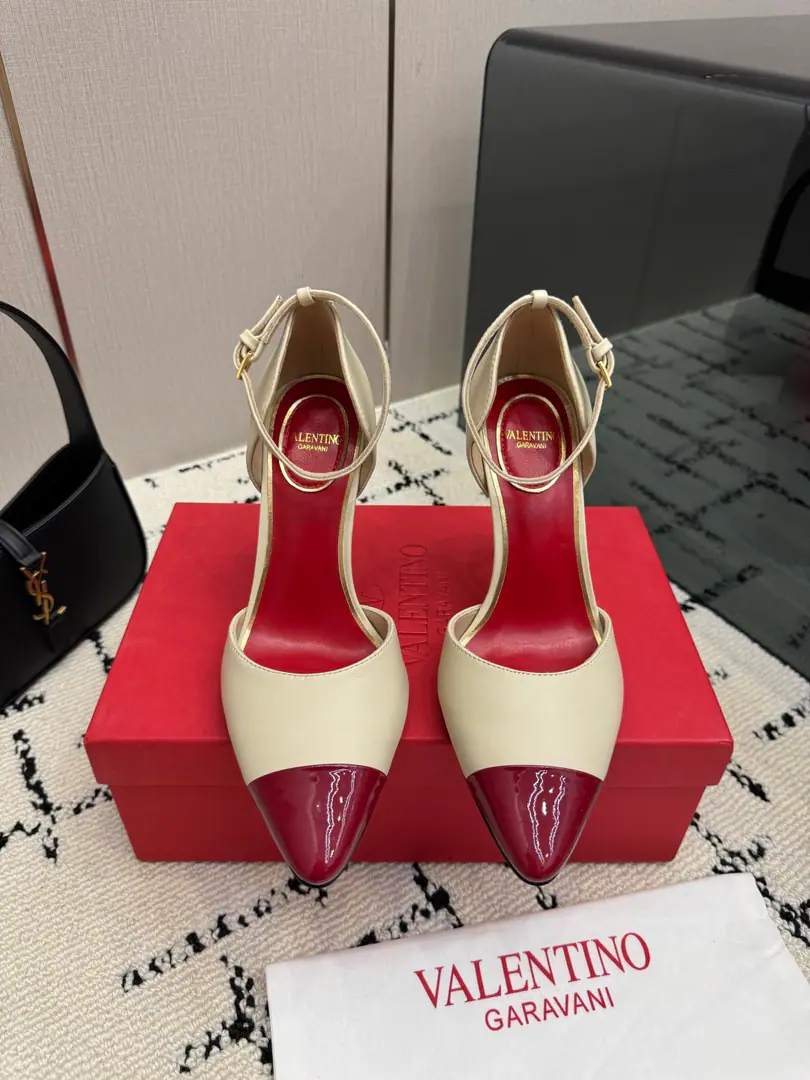 Valentino/Valentino.26WFNew Spill-head heels. The sharp line is a fine contour of the foot. SmallVGold tags for the shoes. Ratio of length length to length ♪ High and smooth every step of grace ♪ Classic red bottom recognition. It's easy to get a teleport. The naked and the black are cool. The upper foot is to be lifted immediately. You're not tired of walking. The fratricidal romance is hidden in detail. Summer shoe cabinets must be treasured. It's a lot of styles and styles. I'm not sure how much I'm gonna get. The classics that never regret starting. Details show the heart of the brand. It's easy to create a sense of excellence that doesn't take much effort. The price of the treasured shoes. I'm gonna be a little more elegant than I thought. The upper foot is white and thin. It's a match for both work and date. Quality and face The Warrens must be a fine one.！ The fabric is custom-made for paintskins. The inside feet are all sheep's skin. He's tall.: 8cm Italian imports are so thick. size: 35-39（40/41Custom）