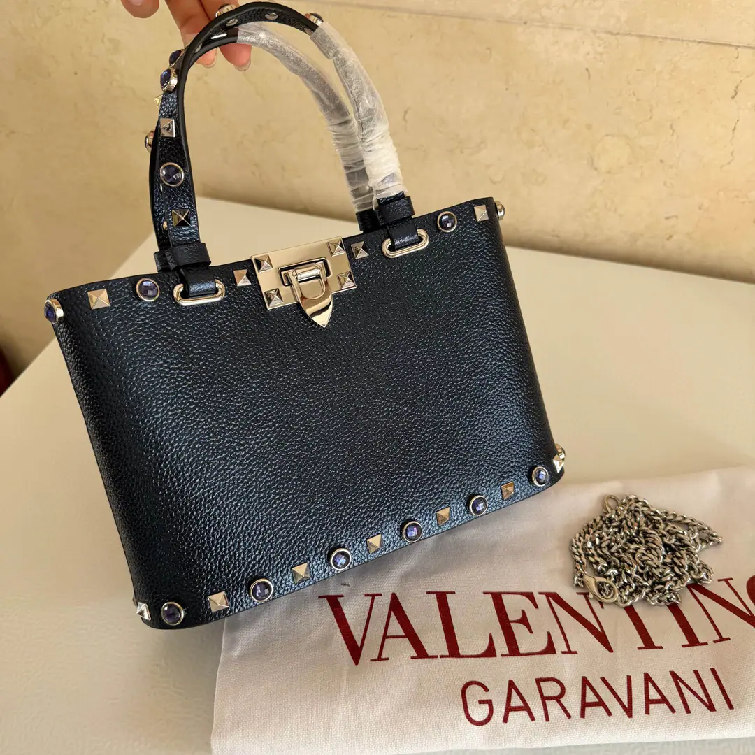 Batch. Night sky blue ❤SmallVTNew little handbag. Model: 8001 Dimensions: 23x15.5x6cm Valentino Garavani Rockstud A small, small, small, small, slanted, little cattle.,The iconic hook-tocking design has been re-explored., The treatment of the nails and the fittings for the metallic process to stop the zipper pulls.: Zipper and hook-buttonable., Dismantled shoulder belts.