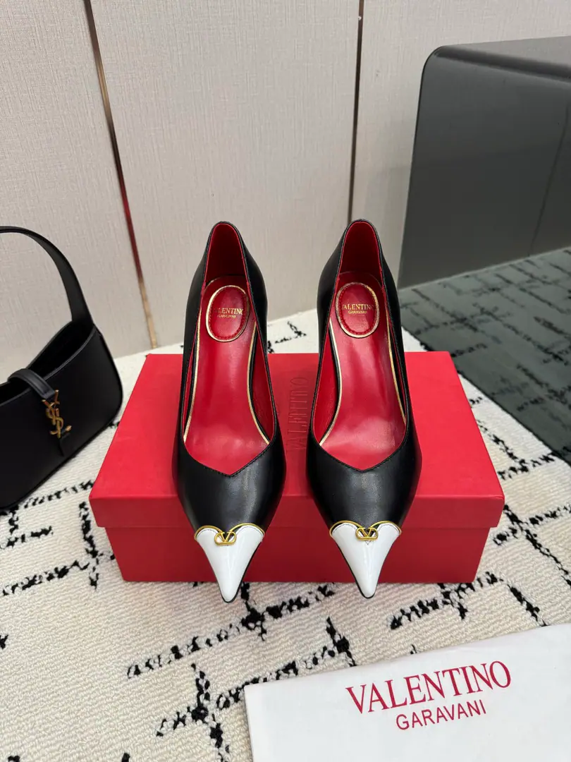 Valentino/Valentino.26WFNew Spill-head heels. The sharp line is a fine contour of the foot. SmallVGold tags for the shoes. Ratio of length length to length ♪ High and smooth every step of grace ♪ Classic red bottom recognition. It's easy to get a teleport. The naked and the black are cool. The upper foot is to be lifted immediately. You're not tired of walking. The fratricidal romance is hidden in detail. Summer shoe cabinets must be treasured. It's a lot of styles and styles. I'm not sure how much I'm gonna get. The classics that never regret starting. Details show the heart of the brand. It's easy to create a sense of excellence that doesn't take much effort. The price of the treasured shoes. I'm gonna be a little more elegant than I thought. The upper foot is white and thin. It's a match for both work and date. Quality and face The Warrens must be a fine one.！ The fabric is custom-made for paintskins. The inside feet are all sheep's skin. Italian imports are so thick. size: 35-39（40/41Custom）