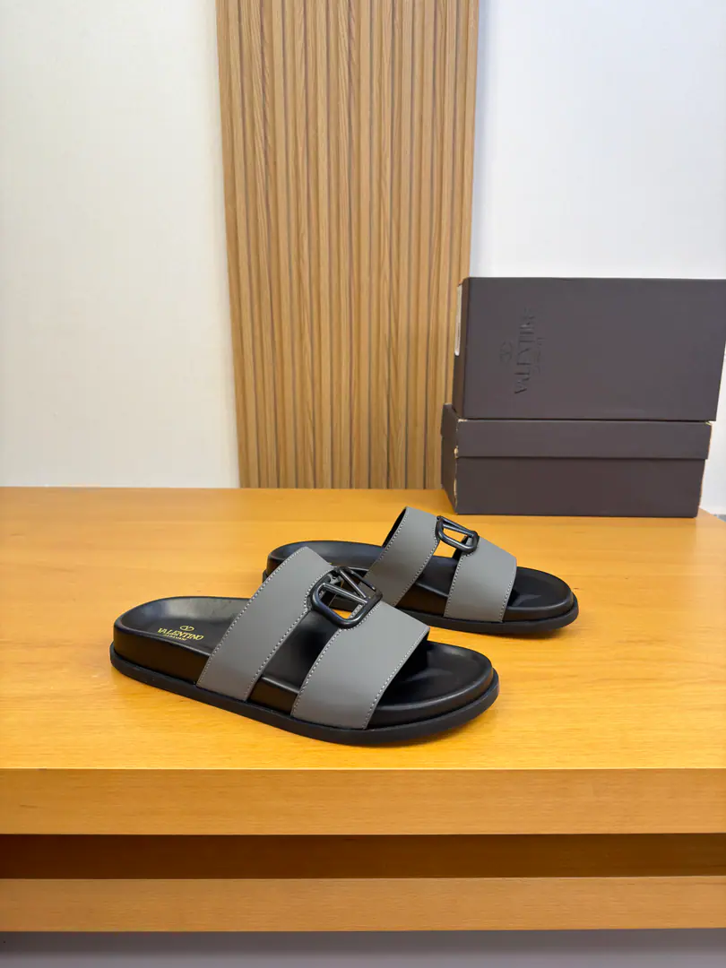 【VALENTION】Valentino. High-end quality Original List·- Rhythm slippers. Shoe.: 🔝Napa's environmental skin., Brand metal buttons Uchi.: Environmental cattle skin Otsumi!: It's so light.TPUWater table·Rubber. Combination to the base Super-high-quality control.·- I'm doing a little work.: Highlight(High-end·- How expensive.·Slot) Size: 39-44（38, 45, 46, Make a reservation.)·VL0186