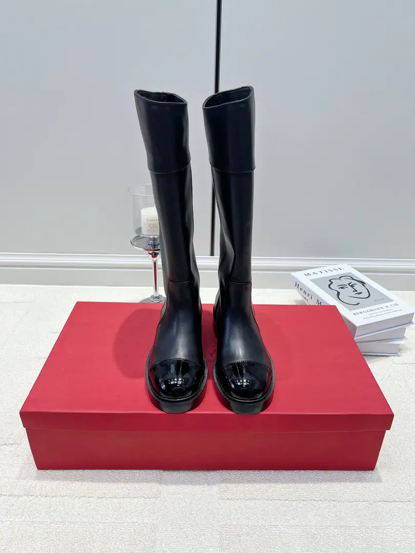 G Valentino Valentino is a knight with boots.26ss The French lady welded her to her feet. Valentino's boots are sealed. - A plattered shoehead.+The dumb boots., The ancient accents are filled directly. The boot-tock cut is so smart., It's not too swollen., Big fixe the calf line Straight-winded boots., Muscle legs., The little legs are easy to hide. He's not under pressure to walk and walk., I've been walking around all day. With coats., Fashion., A knitting dress., Straight jeans are all over the place. Low profile luxuries, Gentle, sweet and ready., Autumn and winter atmosphere with boots. ▪Shoe.: Head-decked cow skin. ▪Foot.: In the sheep's skin. ▪Otsumi!: Rubber Bottom ▪Codes: 35-41（40.41I'll make sure I don't change it.）