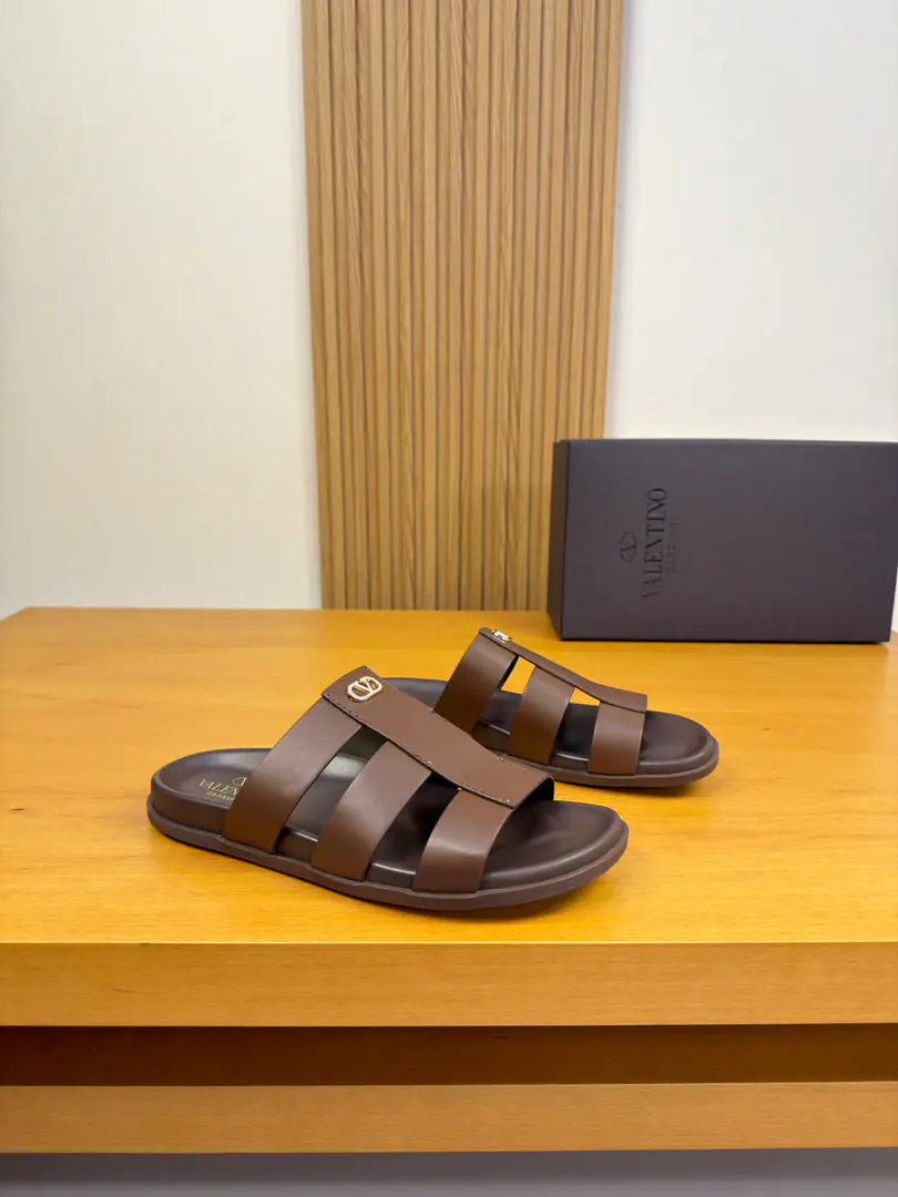 【VALENTION】Valentino. High-end quality Original List·- Rhythm slippers. Shoe.: 🔝Napa Skin., Brand metal buttons Uchi.: Environmental cattle skin Otsumi!: It's so light.TPUWater table·Rubber. Combination to the base Super-high-quality control.·- I'm doing a little work.: Highlight(High-end·- How expensive.·Slot) Size: 39-44（38, 45, 46, Make a reservation.)·VL3258