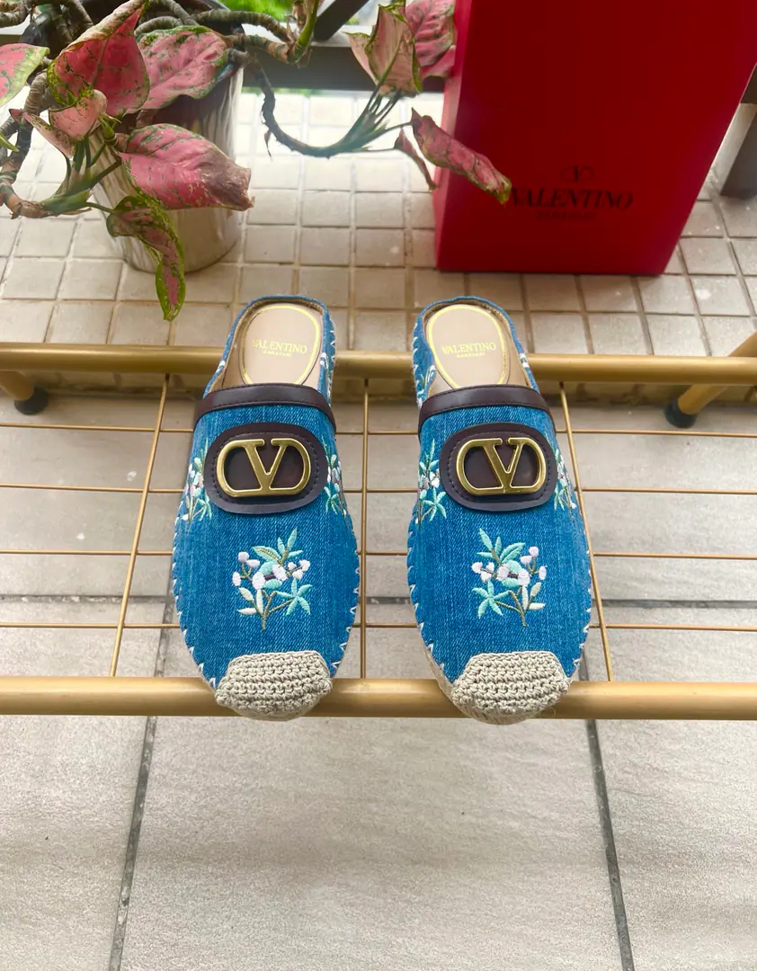 Valentino Garavani /Valentino. Roundheads with moller shoes.VI'm gonna grab a new slipper.🩴Fishermen's shoes. LargeVGold button decorations Cowboy. He's tall.2cm Rubber Bottom Italian manufacture 36-41