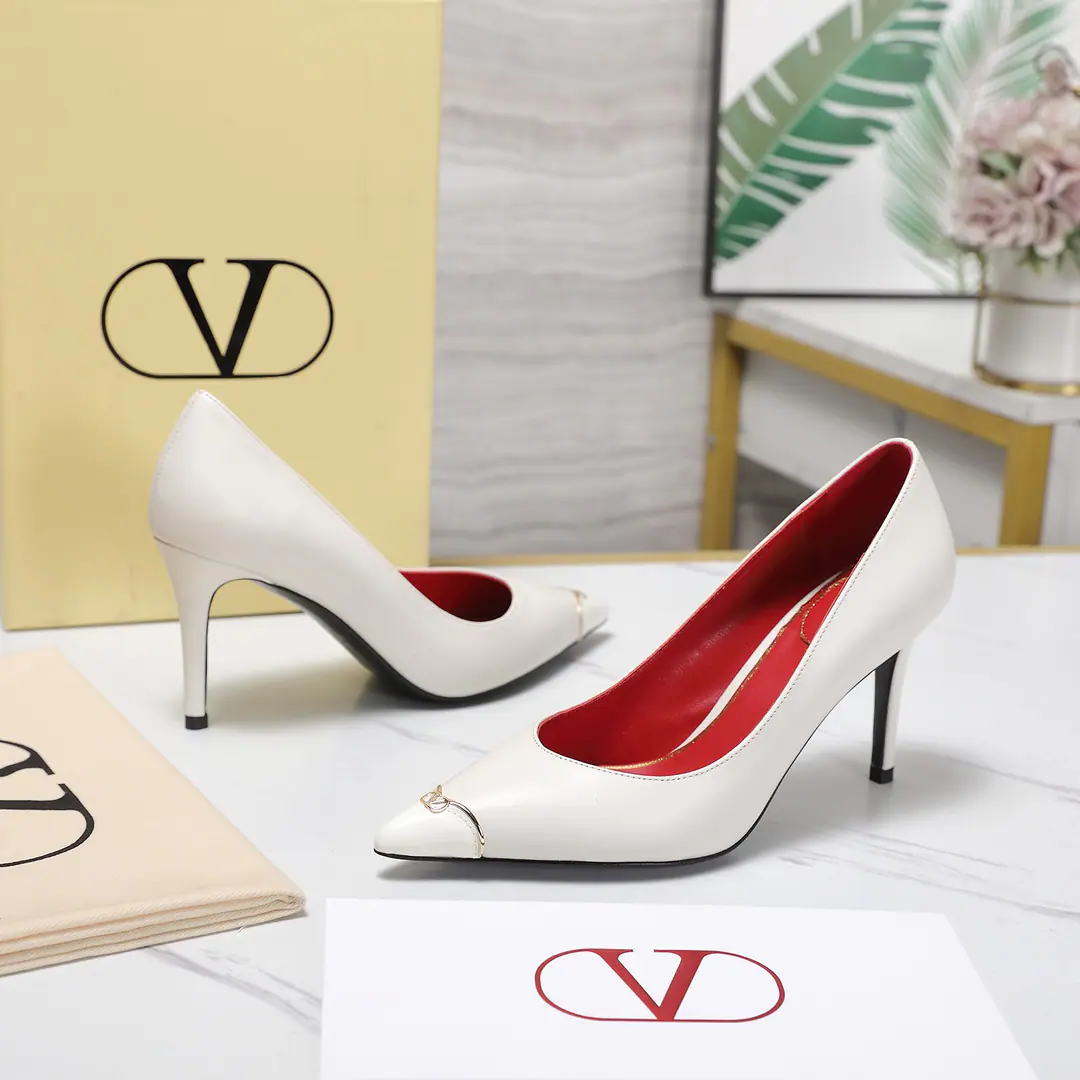Plant price Valentino/Valentino.26WFNew Spill-head heels. The sharp line is a fine contour of the foot. SmallVGold tags for the shoes. Ratio of length length to length ♪ High and smooth every step of grace ♪ Classic red bottom recognition. It's easy to get a teleport. The naked and the black are cool. The upper foot is to be lifted immediately. You're not tired of walking. The fratricidal romance is hidden in detail. Summer shoe cabinets must be treasured. It's a lot of styles and styles. I'm not sure how much I'm gonna get. The classics that never regret starting. Details show the heart of the brand. It's easy to create a sense of excellence that doesn't take much effort. The price of the treasured shoes. I'm gonna be a little more elegant than I thought. The upper foot is white and thin. It's a match for both work and date. Quality and face The Warrens must be a fine one.！ Facework customized leather with original The inside feet are all sheep's skin. He's tall.: 8cm Italian imports are so thick. size: 35-39（40/41/42Custom）