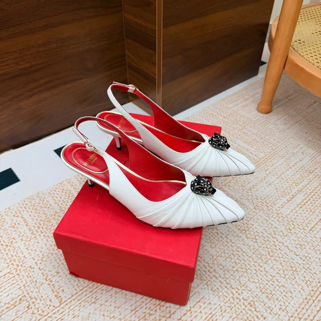 Valentino High heels💗Loved sandals. A beautiful quality.⚠️ It's a great match., Wear it any season.💜 Valentino is a new fashion charm. To continue the super high and design., I'm a big fan of the world's famous fans. The million fans are showing their love., Best sales at sea and abroad The domestics are out., Top Version Candy color., Every color is beautiful. Shoe.: Bullskins. Uchi.: Import of sheep skin Shoes under the sole.: That's a big one. He's tall.: 5cm Packaging: Full original package Codes: 36One.42Code（40, 41, 42I'm not gonna change.）