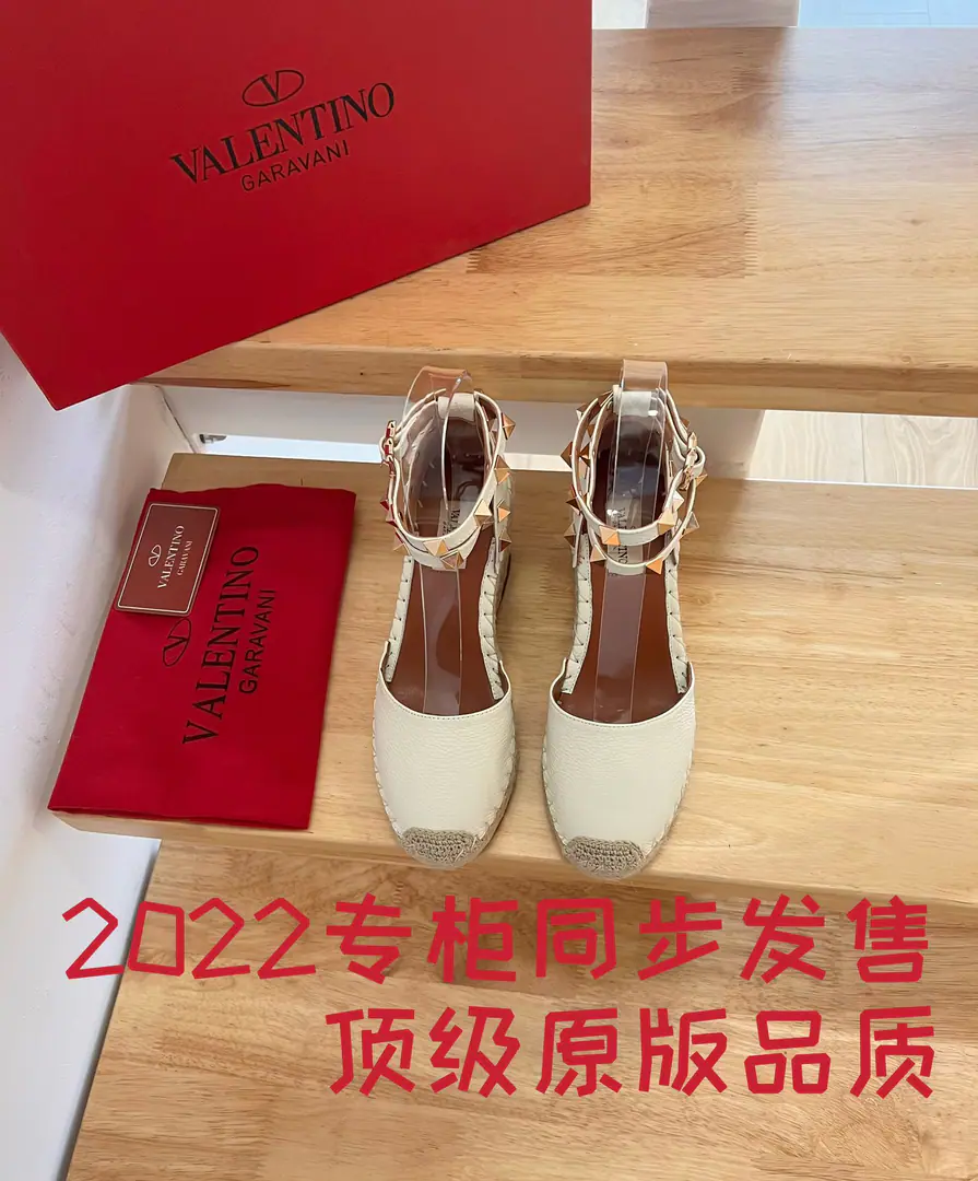 Valentino Garavani Skins of oxen and heel and sandals. Metal-effect process processing nail decoration Special comb-and-coated lined up the slopes and... A twig to adjust the skin belt of the calf. The slopes and the waterproofing stations. Italian manufacture 35-41