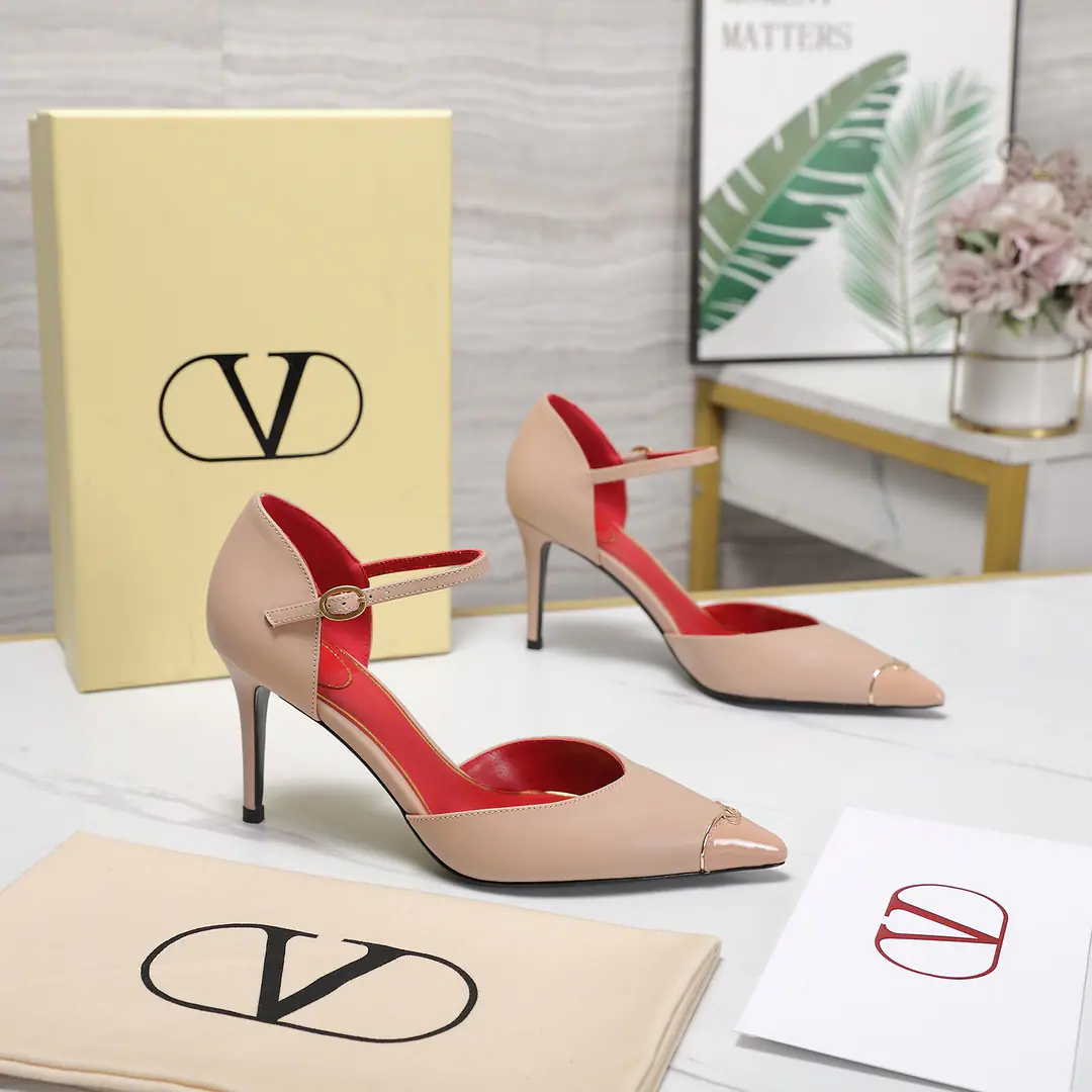 Plant price Valentino/Valentino.26WFNew Spill-head heels. The sharp line is a fine contour of the foot. SmallVGold tags for the shoes. Ratio of length length to length ♪ High and smooth every step of grace ♪ Classic red bottom recognition. It's easy to get a teleport. The naked and the black are cool. The upper foot is to be lifted immediately. You're not tired of walking. The fratricidal romance is hidden in detail. Summer shoe cabinets must be treasured. It's a lot of styles and styles. I'm not sure how much I'm gonna get. The classics that never regret starting. Details show the heart of the brand. It's easy to create a sense of excellence that doesn't take much effort. The price of the treasured shoes. I'm gonna be a little more elegant than I thought. The upper foot is white and thin. It's a match for both work and date. Quality and face The Warrens must be a fine one.！ Facework customized leather with original The inside feet are all sheep's skin. He's tall.: 8cm Italian imports are so thick. size: 35-39（40/41/42Custom）