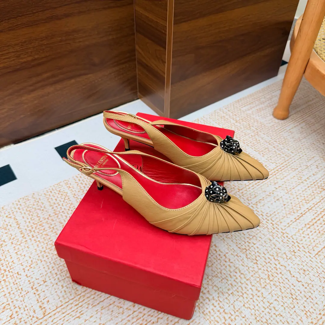 Valentino High heels💗Loved sandals. A beautiful quality.⚠️ It's a great match., Wear it any season.💜 Valentino is a new fashion charm. To continue the super high and design., I'm a big fan of the world's famous fans. The million fans are showing their love., Best sales at sea and abroad The domestics are out., Top Version Candy color., Every color is beautiful. Shoe.: Bullskins. Uchi.: Import of sheep skin Shoes under the sole.: That's a big one. He's tall.: 5cm Packaging: Full original package Codes: 36One.42Code（40, 41, 42I'm not gonna change.）