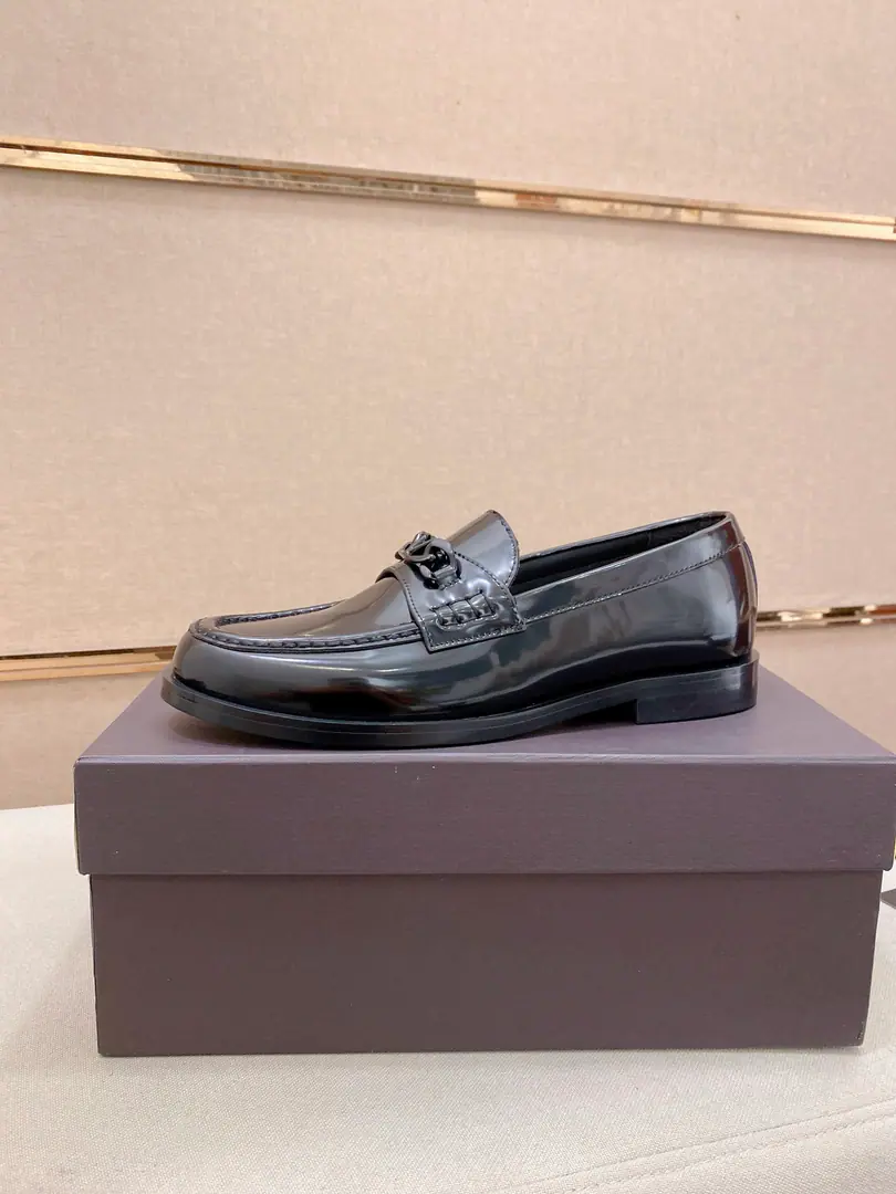 Plant prices: Valentino Valentino. New man.V logoMicrobills, business recreational shoes. This is a De Beerford shoe made of imported leather., It's light., Cool style., Shoe-faced.logoButton, Show me the big card.！The new urban trend between lines is evident.. The shoes are full of roundness., The rubber-floped soles and the triple-breeded leather line are mutually reinforcing.. Very stylish., In the skin of Ben's cow., That's a real leather cushion., MarklogoDecoration, Jane is not lost in the atmosphere., Euro-American Classic Easy Style, The upper foot is perfectly comfortable.. Size: 39-44（38.45.46Make a reservation.）