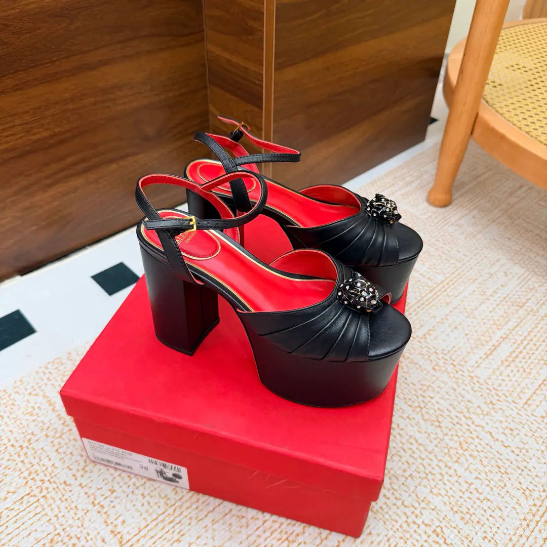 2026I'll take the water table and the sandals. Valentino High heels💗Loved sandals. A beautiful quality.⚠️ It's a great match., Wear it any season.💜 Valentino is a new fashion charm. To continue the super high and design., I'm a big fan of the world's famous fans. The million fans are showing their love., Best sales at sea and abroad The domestics are out., Top Version Candy color., Every color is beautiful. Shoe.: Bullskins. Uchi.: Import of sheep skin Shoes under the sole.: That's a big one. He's tall.: 11cm Packaging: Full original package Codes: 36One.42Code（40, 41, 42I'm not gonna change.）