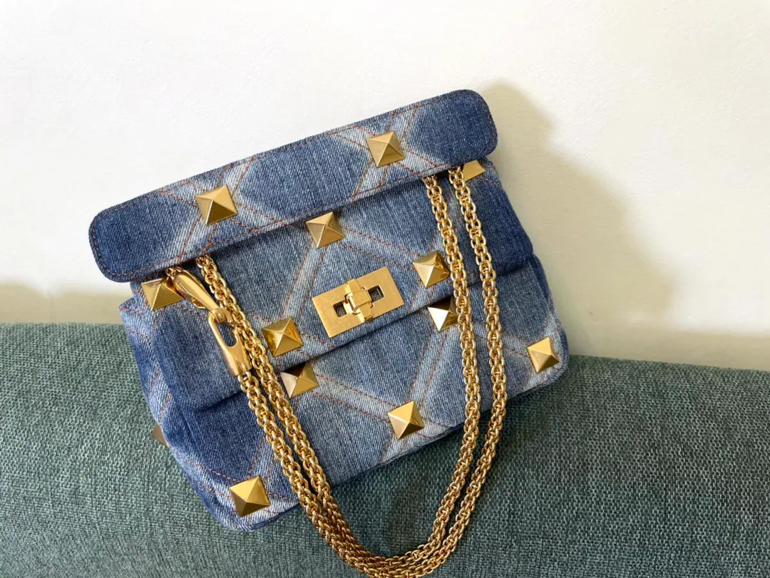 Batch. Valentino Garavani Roman Stud A super-large-knot-med cowboy-chained shoulder bag. Sew structure, It's a big decorated nail. A portable lifter and a swirling swirling shoulder belt., Slashable, Shoulder or handheld Sew the leather and the colored threads to sew the diamond shape. The old metal nails and accessories are made of brass and brass. Slip In the leather line., Internal: A zipper pocket and a flat pocket. Dimensions: Kuan 25 x High 16 x Deep 10 centimetres Model0188m
