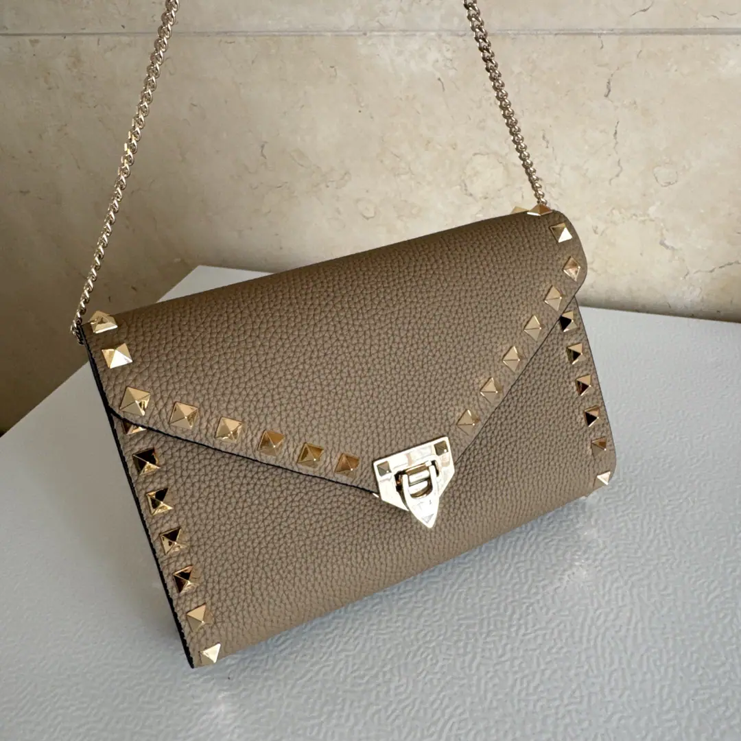 Batch. Elephant ash.▪️ Valentino Valentino's mini-bag.❤️ Slinging cattle, leather envelope, bag., Bring the nails.,Adjustable and disassembly sundial belts,Close the cap.. Dimensions:19.5x13x4.5centimetres Model: 2069