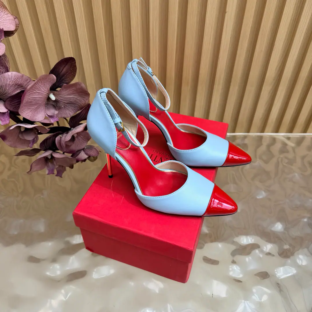 Valentino High heels💗Loved sandals. A beautiful quality.⚠️ It's a great match., Wear it any season.💜 Valentino is a new fashion charm. To continue the super high and design., I'm a big fan of the world's famous fans. The million fans are showing their love., Best sales at sea and abroad The domestics are out., Top Version Candy color., Every color is beautiful. Shoe.: Bullskins. Uchi.: Import of sheep skin Shoes under the sole.: That's a big one. He's tall.: 10cm Packaging: Full original package Codes: 36One.42Code（40, 41, 42I'm not gonna change.）