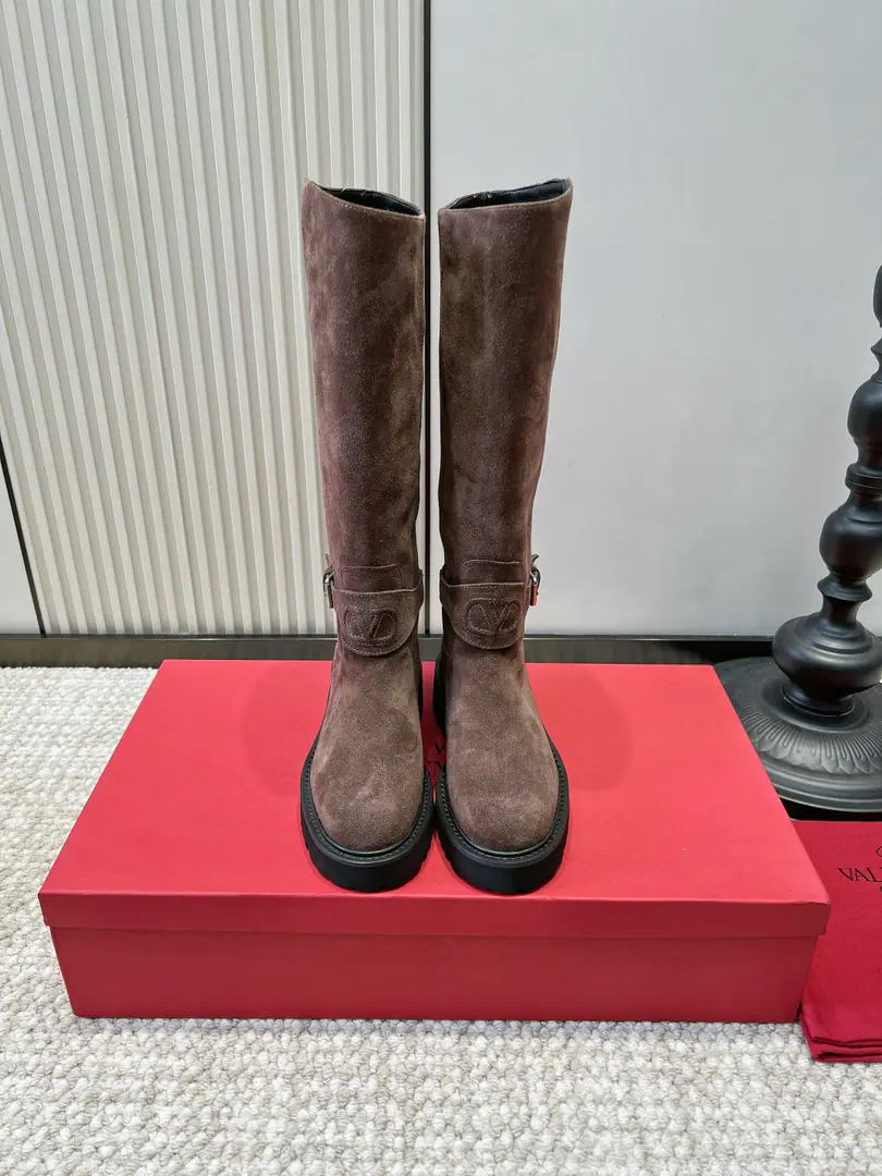 VALENTINO GARAVANI Valentino's curry.VThe plaque of the high-stamped knight's boots.26ss The Autumn and the Autumn.｜The leather-high boots are too sonic. Warm Mocha brown sand, skin tenderness and high quality, Boots.VThe pressure belt is tied to the metal., The ancients are full of luxury. Side zipper design is out of focus., Straight-scratch boots pull the legs line., Hide the calf meat. The serrated rubber base is stung., Walking smooth as a smooth skating., With a windcoat., Fly half skirt., Tight jeans., The autumn is a day of slobber and irritation.！ ▪Shoe.: Counter-featur, skin. ▪Foot.: That's a very soft cushion. ▪Otsumi!: Rubber thick bottom ▪Codes: 35-39（40.41I'll make sure I don't change it.）