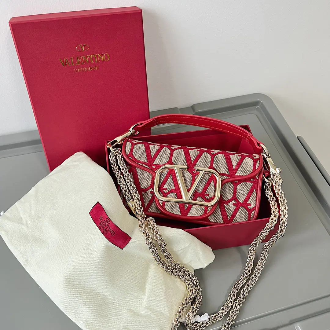 Small. Valentino Garavani VMark Mini LocòCow-skin handbag., MetalVLogo SignatureDetails With undreatable lifters and undrewable slide chains, ♪ And I can't bear ♪, Slash or handheld, gold-based redeployments Magnetic button opening Soft sheep liner. Back pocket., Internal open pockets., In the soft sheep skin line. Rib height (The middle of the shoulder belt to the top of the body vertically): 55 centimetres Dimensions: Kuan 20 x High 11 x Deep 5 centimetres Italian manufacture Model: 1133s