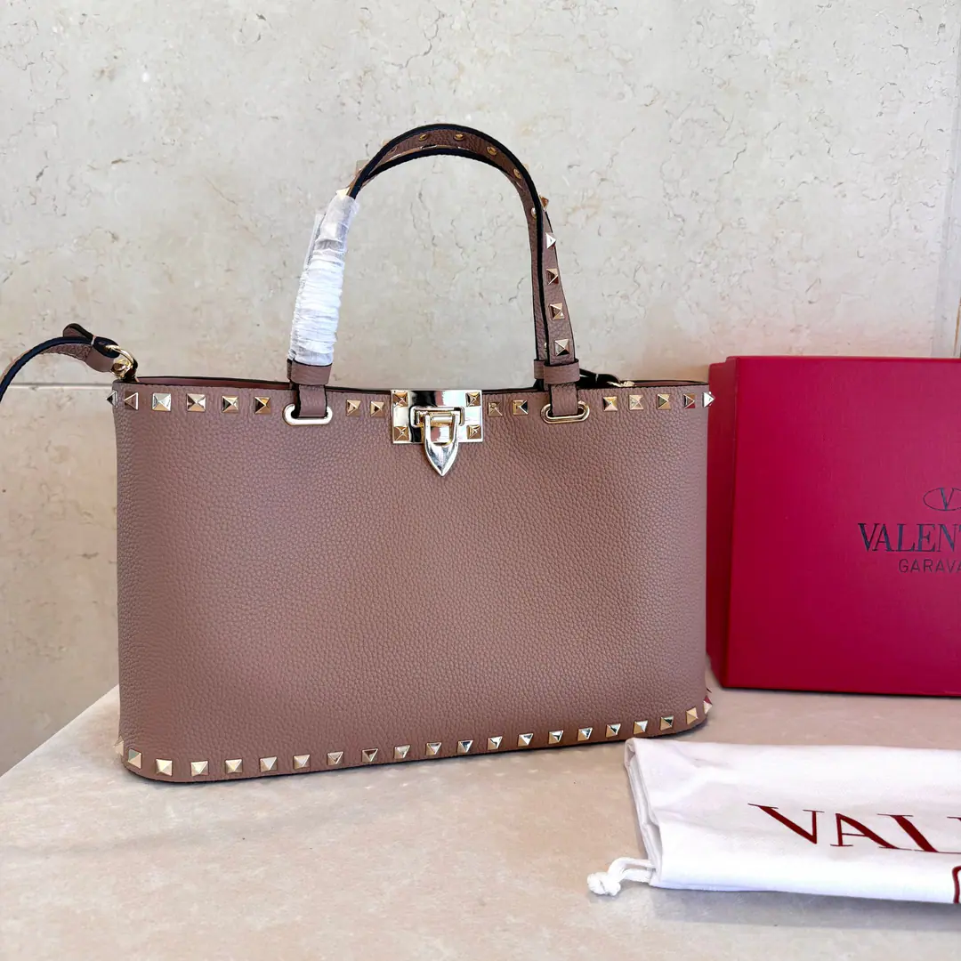 Large. Valentino Garavani Rockstud A small, small, small, small, slanted, little cattle.,The iconic hook-tocking design has been re-explored., The treatment of the nails and the fittings for the metallic process to stop the zipper pulls.: Zipper and hook-buttonable., Dismantled shoulder belts. Large model: 8001 Large size: 32x29x7cm