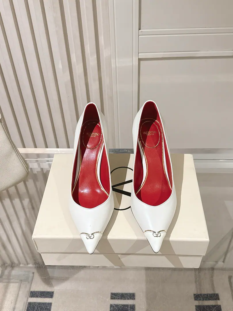 Top Quality Valentino Valentino.𝟐𝟎𝟐𝟔The new high heels in the morning and autumn. Pick the skin of the cow.+The shoes are slashed and the face is painted.+A little bit of gold metal.VMotion button+ The classic pointy head and the heel.+The sharp and long-haired head is a leg-twig.～Siu Gao and Elya are on the foot.｜Dinner.｜Dated both.hold- Yeah, I'm fine.！The air field is holding steady.！ High-quality upper feet.～It's a gas-conservative single in the shoe cabinet.👠 Shoe.: Cowskin.+Painted skin. Littre: In the sheep's skin. /Foot. Shoes under the sole.: That's a big one. He's tall.: 8cm Size: 35-42（40 41 42Make a no-refund order.）