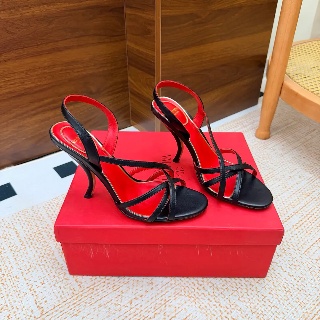 2026♪ Go to the show and bend and follow ♪ Valentino High heels💗Loved sandals. A beautiful quality.⚠️ It's a great match., Wear it any season.💜 Valentino is a new fashion charm. To continue the super high and design., I'm a big fan of the world's famous fans. The million fans are showing their love., Best sales at sea and abroad The domestics are out., Top Version Candy color., Every color is beautiful. Shoe.: Bullskins./Goki! Uchi.: Import of sheep skin Shoes under the sole.: That's a big one. He's tall.: 10cm Packaging: Full original package Codes: 36One.42Code（40, 41, 42I'm not gonna change.）