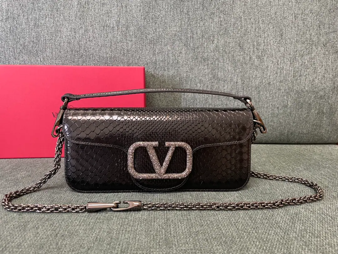 Large. Valentino Garavani MINILOCCow-skin handbag., MetalVLogo SignatureDetails With undreatable lifters and undrewable slide chains, ♪ And I can't bear ♪, Slash or handheld Magnetic button opening Model▪️1133LSnake. Large size:27x13x6cm