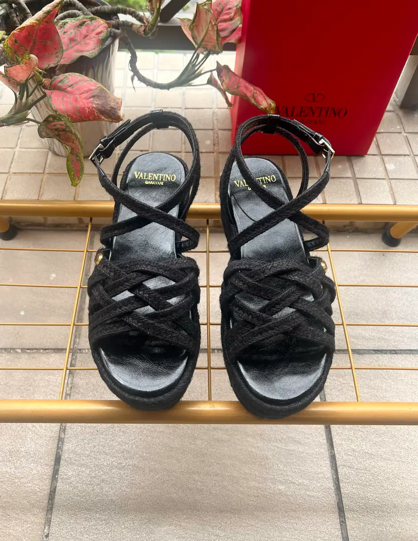 Valentino Garavani /Valentino. Roundhead knittingVI'll take a new sandal.🩴Fishermen's shoes. VThe gold pin logo. ppShit. He's tall.6cm Rubber Bottom Italian manufacture 36-41